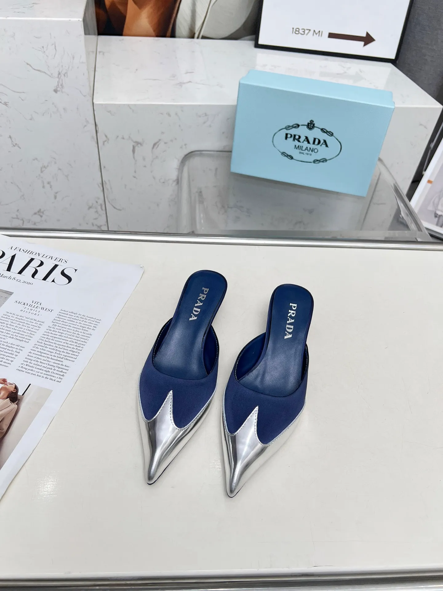 👟👟Ex-factory price 520👟👟 🏧2025 T show Mule shoes, silk pointed toe series🏧 (highest version with top packaging) PRADA 2025𝐬𝐬Prada new product, (top version) is coming! prada25 "T-stage show style" mainly promotes hot-selling styles, made of silk material and TPU Muller series spring and summer single shoes and sandals series. Made of high-quality silk satin and Tpu mirror material, a full range of simple light plate logo hot stamping. ——————————————————❣️ 2025SS PRADA spring and summer simple style, it looks so good. Various Internet celebrities have planted popular styles, awakening the imagination of skirt trains, corsets and bra curves, streamlined to the extreme ~ super popular series of hot products, with iconic logos on the heels or on the feet, as well as prismatic pointed toes, and angular lines are clearly defined.  Prada spring2025’s latest presentation is also wonderful with different styles! This season's Prada styles are simpler in design than before. They don't deliberately pursue a trendy or sporty feeling. They are all natural. The colors are also made of bright spring and summer eye-catching colored silks with pointed toes. They are so simple and beautiful. 😋The original shoes are developed and purchased from Italian counters, and are reproduced 1:1 according to the original taste. The newly opened low heel of 4cm has the same concave and convex height as the original version, creating a variety of sandals and slippers: low heel, pointed toe and half drag. 💛❤️ 💛❤️ ⚛Baotou low heel 4cm. ⚛Sale size: 35-41 (customized at 42.43) ⚛Top silk satin fabric + sheepskin lining + Italian triple-A cowhide bottom. 💙"Multiple colors, all official colors can be produced".